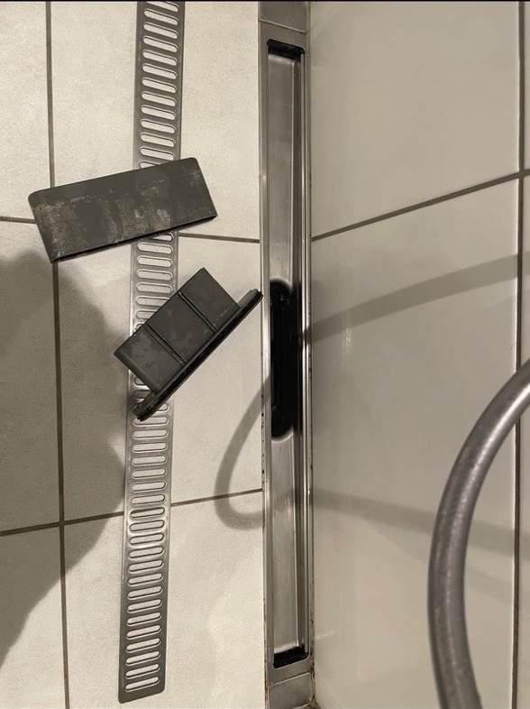 Afløbsrist i badeværelse renset og blank efter rengøring